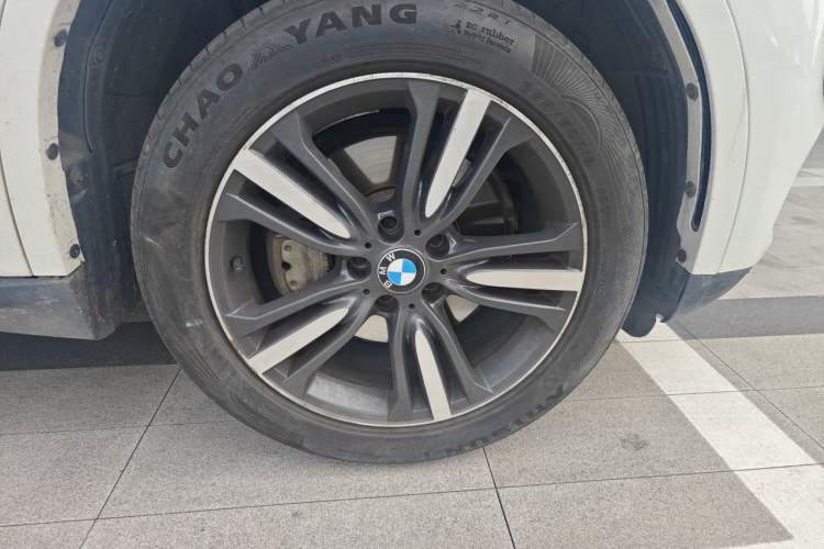 Used BMW X5 2018 xDrive35i Elegant Edition Right Front Wheel Hub