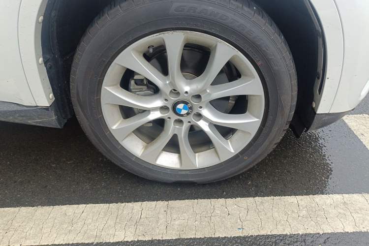 Used BMW X5 2018 xDrive28i Right Front Wheel Hub