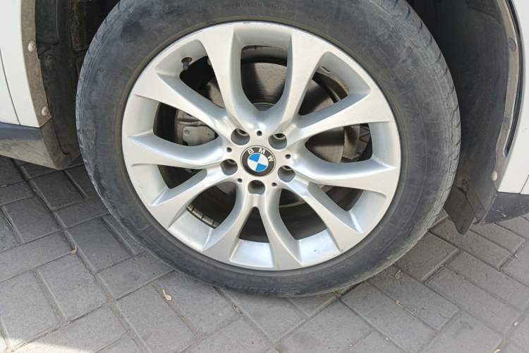 Used BMW X5 2018 xDrive28i Right Front Wheel Hub