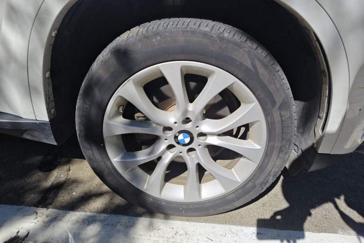 Used BMW X5 2018 xDrive28i Right Front Wheel Hub