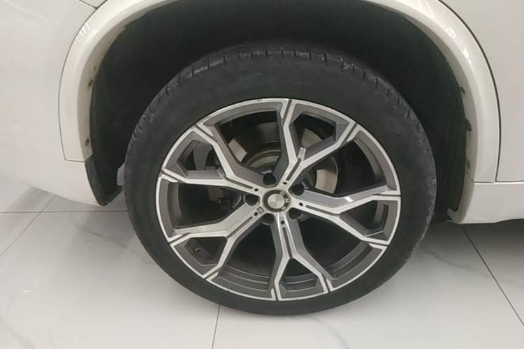 Used BMW X5 2018 xDrive35i Base Model Middle East Right Rear Wheel Hub