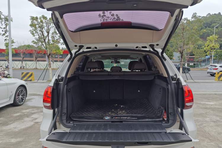 Used BMW X5 2018 xDrive28i Trunk