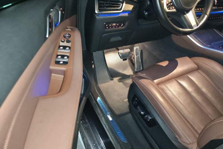 Used BMW X5 2019 xDrive40i Luxury Model with M Sport Package Driver Seat