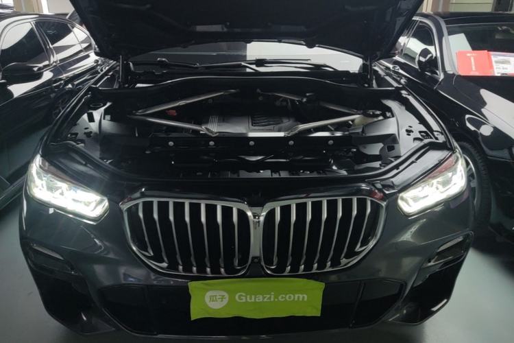 Used BMW X5 2019 xDrive40i Luxury Model with M Sport Package Engine Bay