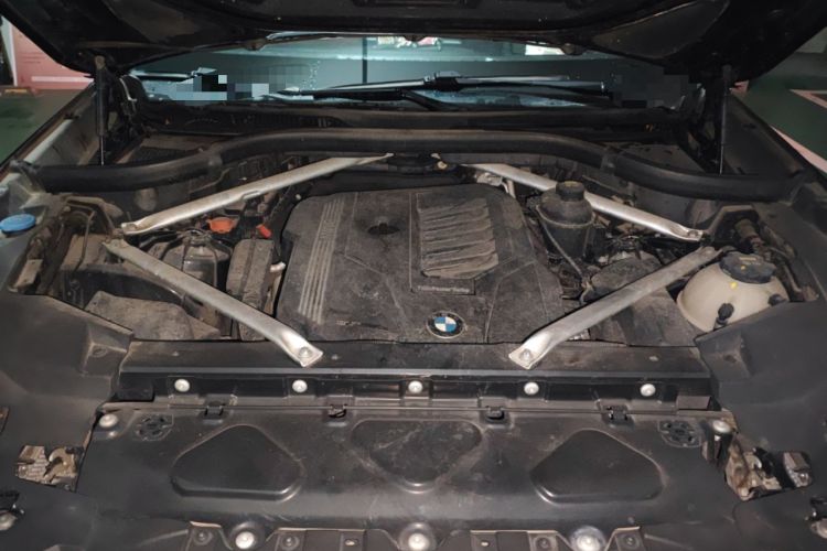Used BMW X5 2019 xDrive40i Standard 19-inch wheels U.S. specification Engine Bay