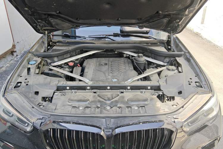 Used BMW X5 2019 xDrive40i Luxury Model with M Sport Package Engine Bay