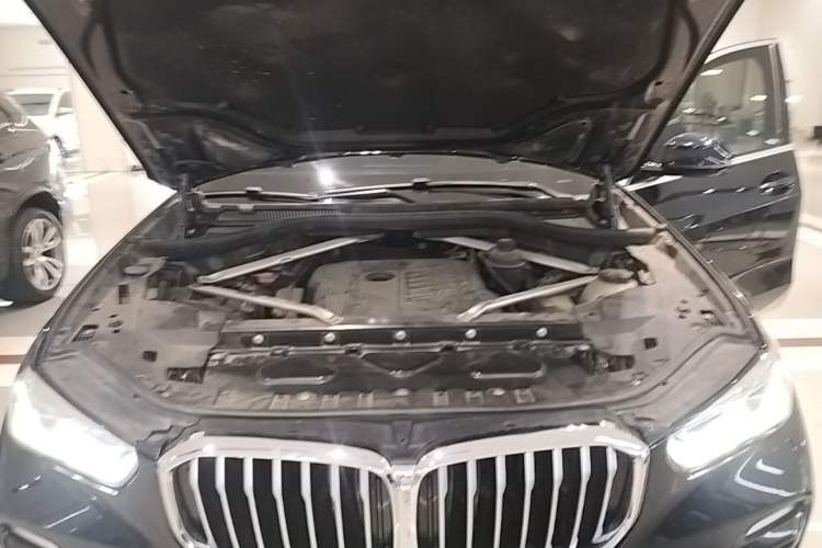 Used BMW X5 2019 xDrive40i Luxury Model with M Sport Package Engine Bay