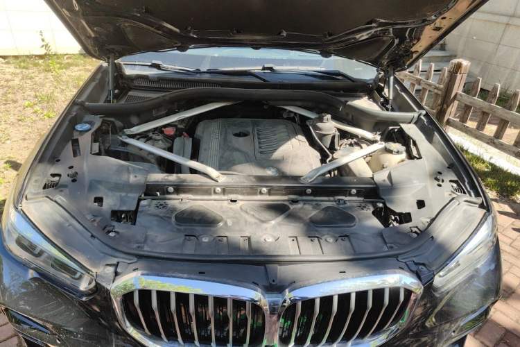 Used BMW X5 2019 xDrive40i Luxury Model with M Sport Package Engine Bay
