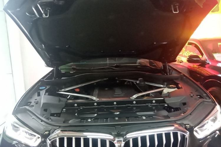 Used BMW X5 2019 xDrive40i Luxury Model with M Sport Package Engine Bay