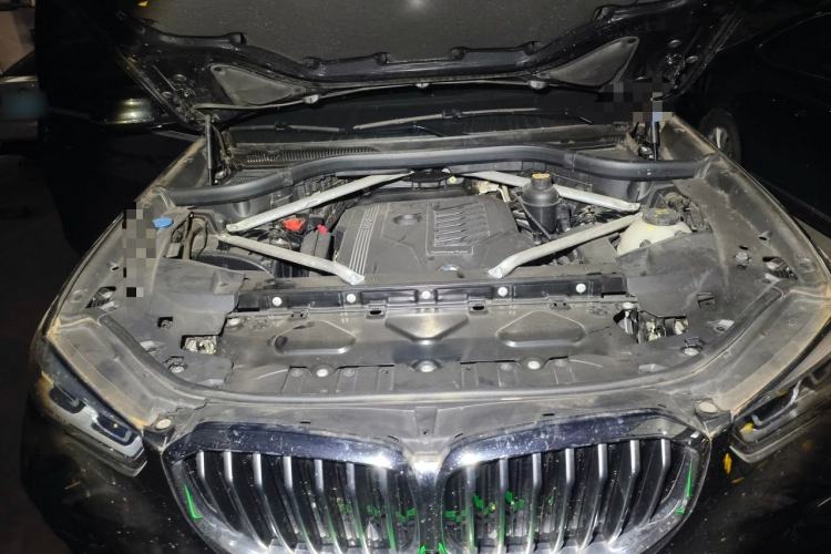 Used BMW X5 2019 xDrive40i Luxury Model with M Sport Package Engine Bay