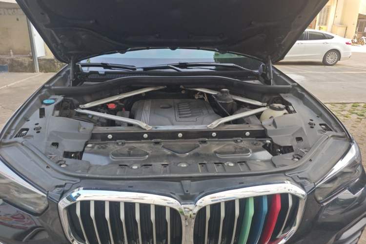 Used BMW X5 2019 xDrive40i XLine 19-inch wheels Middle East version Engine Bay