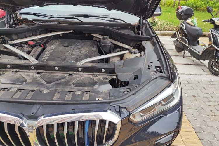 Used BMW X5 2019 xDrive40i Luxury Model with M Sport Package Engine Bay Left