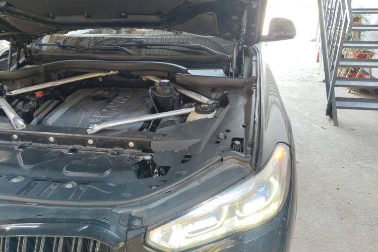 Used BMW X5 2019 xDrive40i M Sport U.S. specification Engine Bay Left