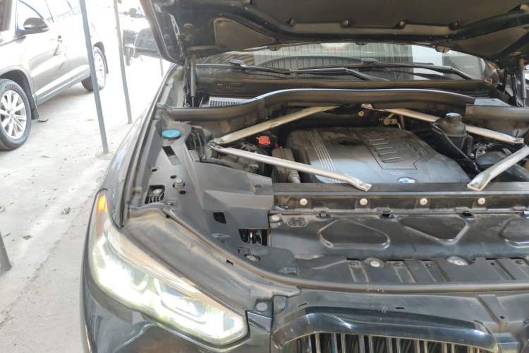 Used BMW X5 2019 xDrive40i M Sport U.S. specification Engine Bay Right