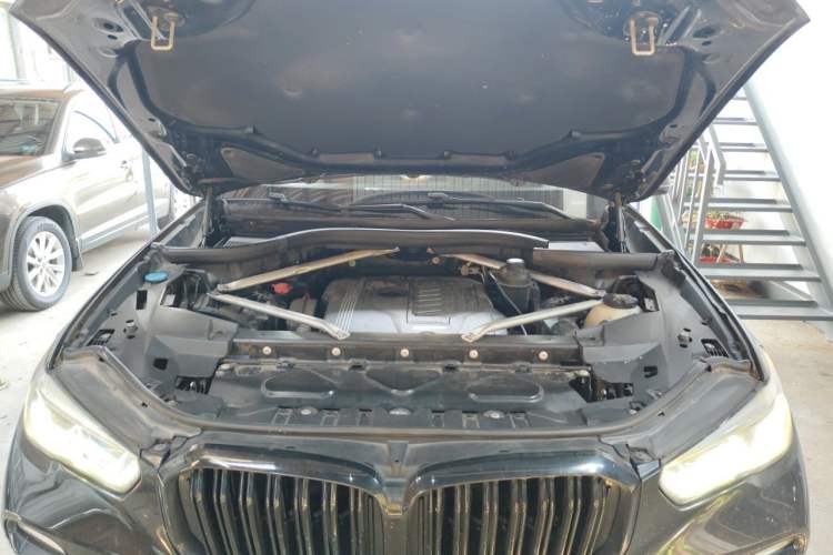 Used BMW X5 2019 xDrive40i M Sport U.S. specification Engine Bay