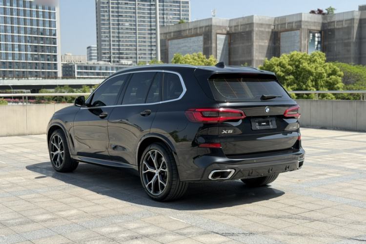 Used BMW X5 2019 xDrive40i Luxury Model with M Sport Package Exterior 3