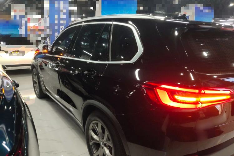 Used BMW X5 2019 xDrive40i M Sport U.S. specification Exterior 3