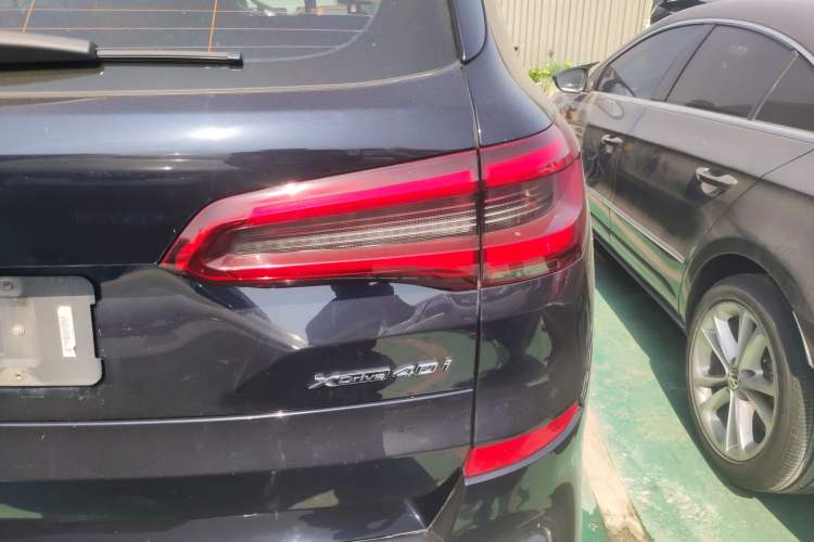 Used BMW X5 2019 xDrive40i Luxury Model with M Sport Package Exterior 3