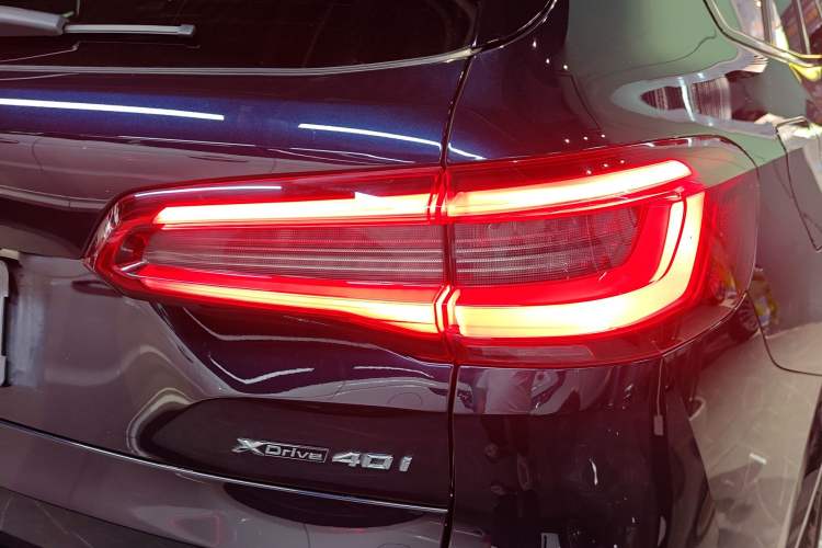 Used BMW X5 2019 xDrive40i M Sport U.S. specification Exterior 3