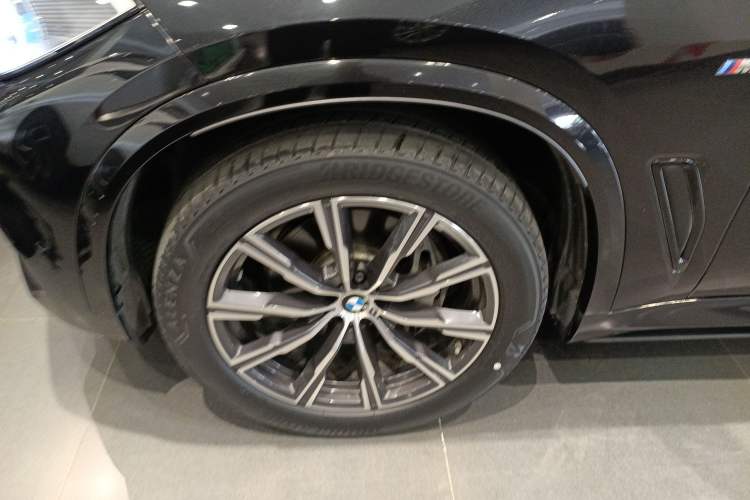 Used BMW X5 2019 xDrive40i M Sport Package Exterior 4