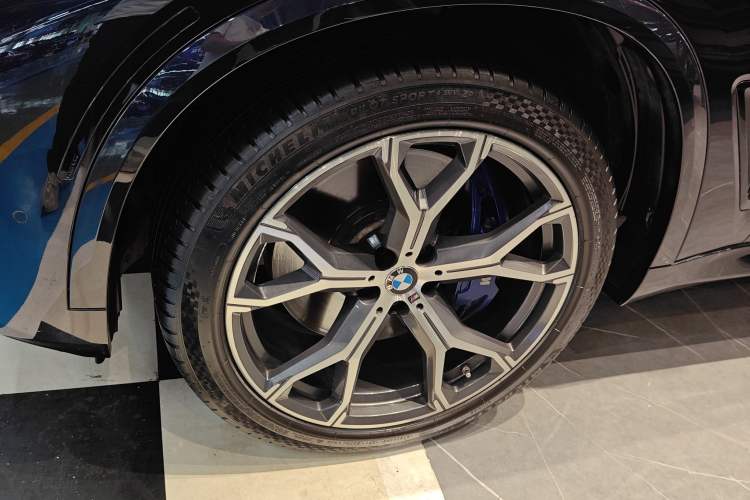 Used BMW X5 2019 xDrive40i M Sport U.S. specification Exterior 4