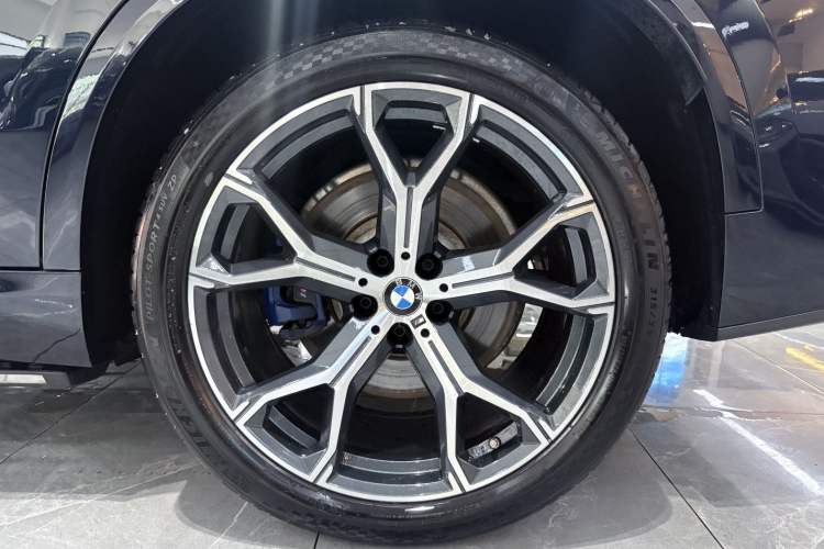 Used BMW X5 2019 xDrive40i Luxury Model with M Sport Package Exterior 8