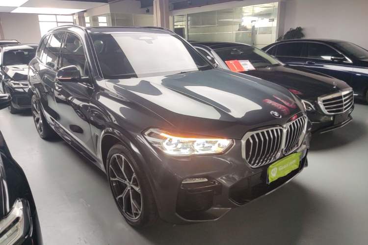 Used BMW X5 2019 xDrive40i Luxury Model with M Sport Package Front Right 45 Deg