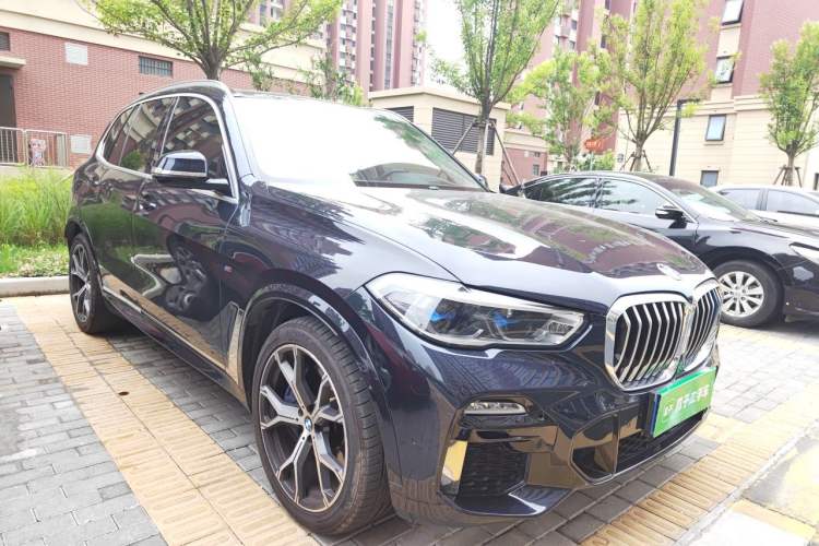Used BMW X5 2019 xDrive40i Luxury Model with M Sport Package Front Right 45 Deg