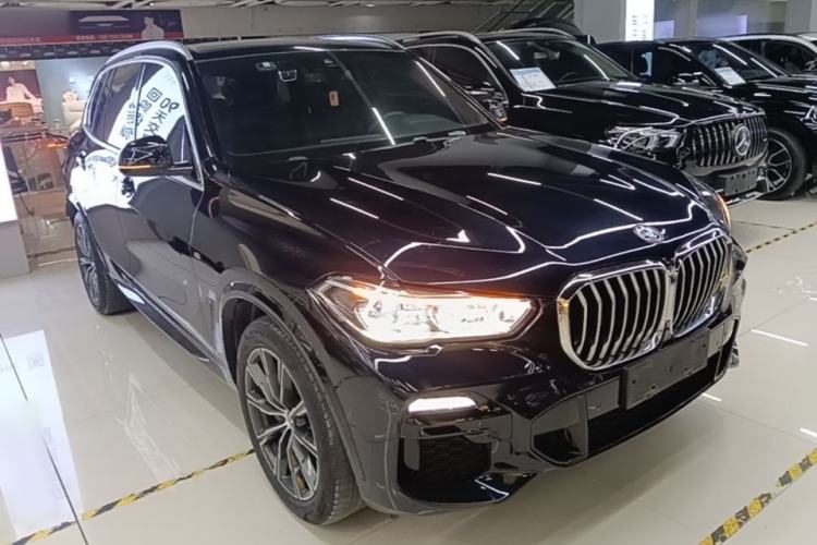 Used BMW X5 2019 xDrive40i M Sport Package Front Right 45 Deg