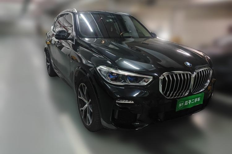 Used BMW X5 2019 xDrive40i Luxury Model with M Sport Package Front Right 45 Deg