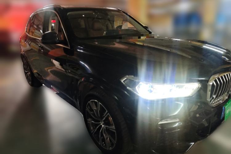 Used BMW X5 2019 xDrive40i M Sport Package Front Right 45 Deg