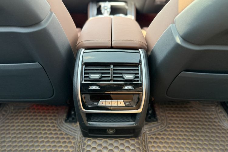 Used BMW X5 2019 xDrive40i Luxury Model with M Sport Package Interior 10