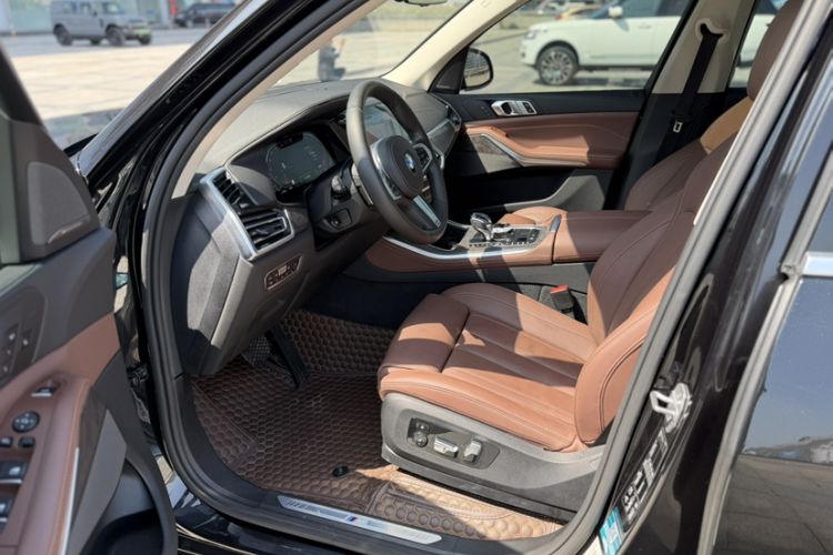 Used BMW X5 2019 xDrive40i Luxury Model with M Sport Package Interior 11