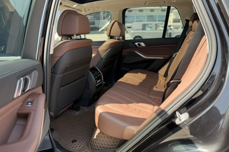Used BMW X5 2019 xDrive40i Luxury Model with M Sport Package Interior 14