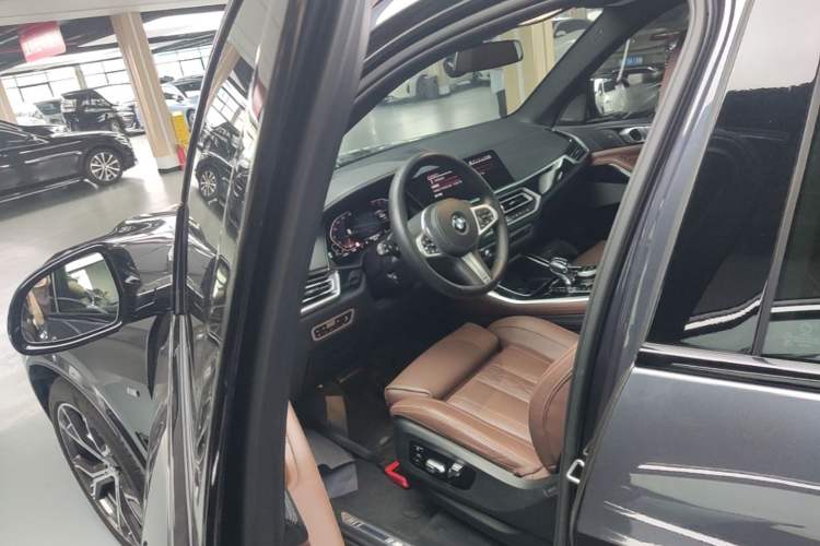 Used BMW X5 2019 xDrive40i Luxury Model with M Sport Package Left Front Seat