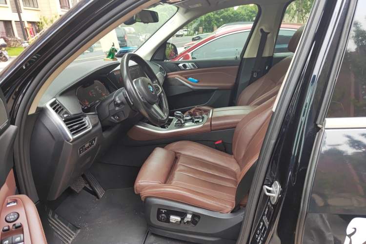 Used BMW X5 2019 xDrive40i Luxury Model with M Sport Package Left Front Seat