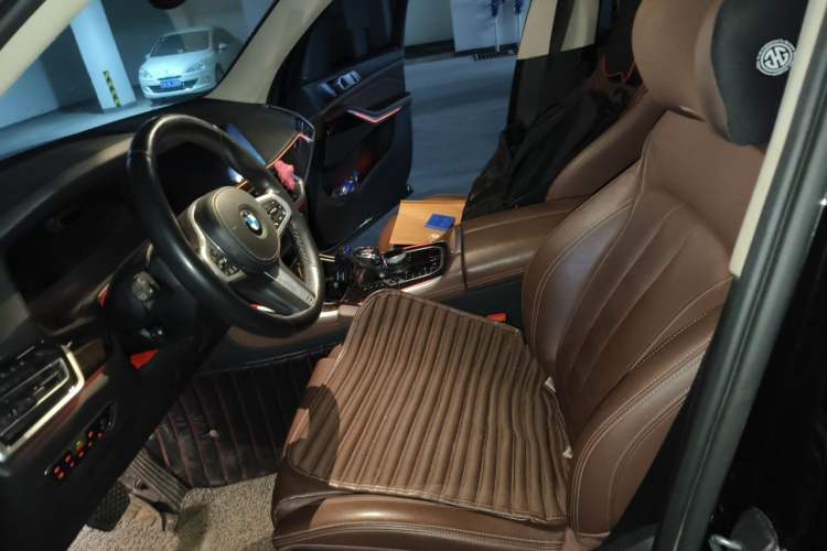 Used BMW X5 2019 xDrive40i Luxury Model with M Sport Package Left Front Seat