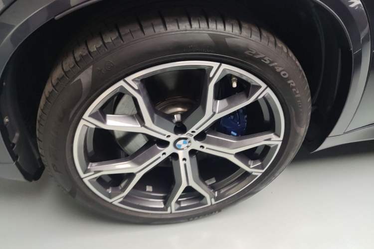 Used BMW X5 2019 xDrive40i Luxury Model with M Sport Package Left Front Wheel Hub