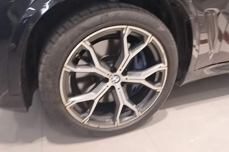 Used BMW X5 2019 xDrive40i Luxury Model with M Sport Package Left Front Wheel Hub