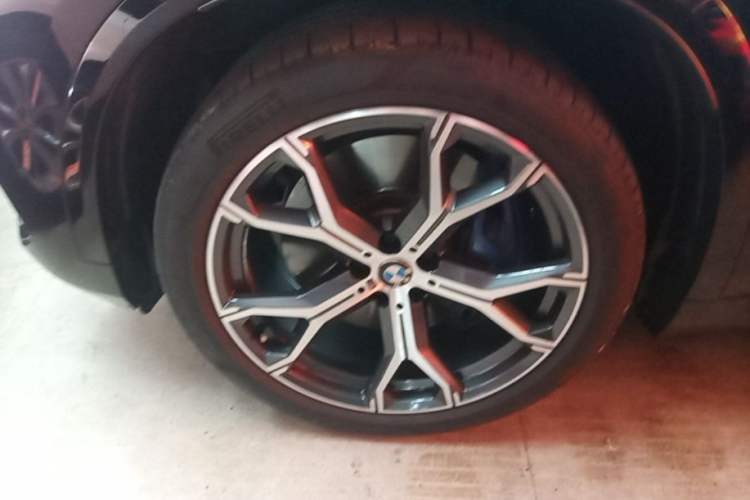 Used BMW X5 2019 xDrive40i Luxury Model with M Sport Package Left Front Wheel Hub