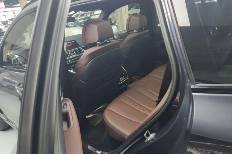 Used BMW X5 2019 xDrive40i Luxury Model with M Sport Package Left Rear Seat