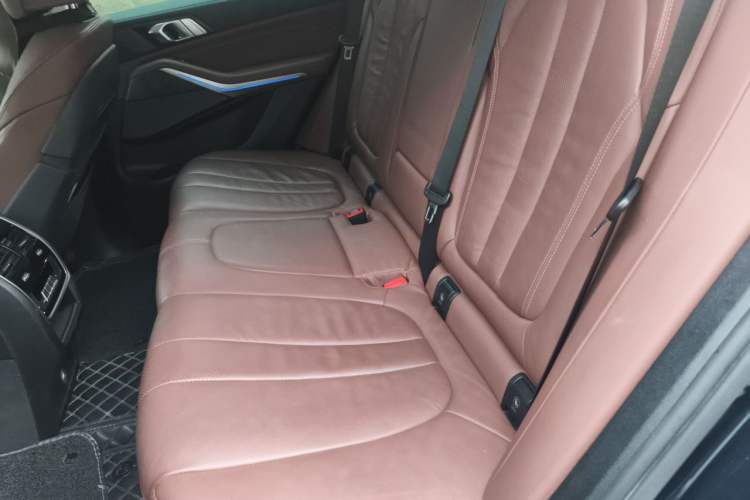 Used BMW X5 2019 xDrive40i Luxury Model with M Sport Package Left Rear Seat