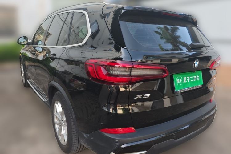 Used BMW X5 2019 xDrive40i XLine 19-inch wheels Middle East version Rear Left 45 Deg