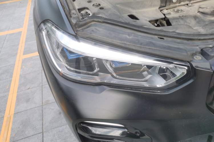 Used BMW X5 2019 xDrive40i Luxury Model with M Sport Package Right Front Headlight