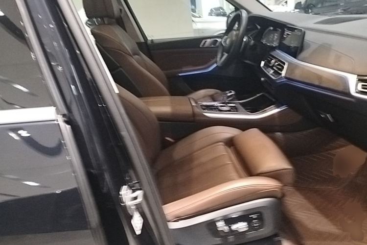 Used BMW X5 2019 xDrive40i Luxury Model with M Sport Package Right Front Seat