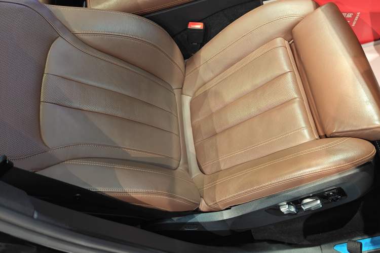 Used BMW X5 2019 xDrive40i M Sport U.S. specification Right Front Seat