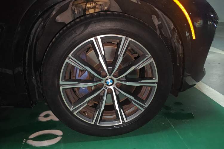 Used BMW X5 2019 xDrive40i Standard 19-inch wheels U.S. specification Right Front Wheel Hub