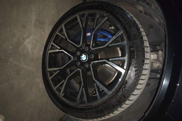 Used BMW X5 2019 xDrive40i Luxury Model with M Sport Package Right Front Wheel Hub