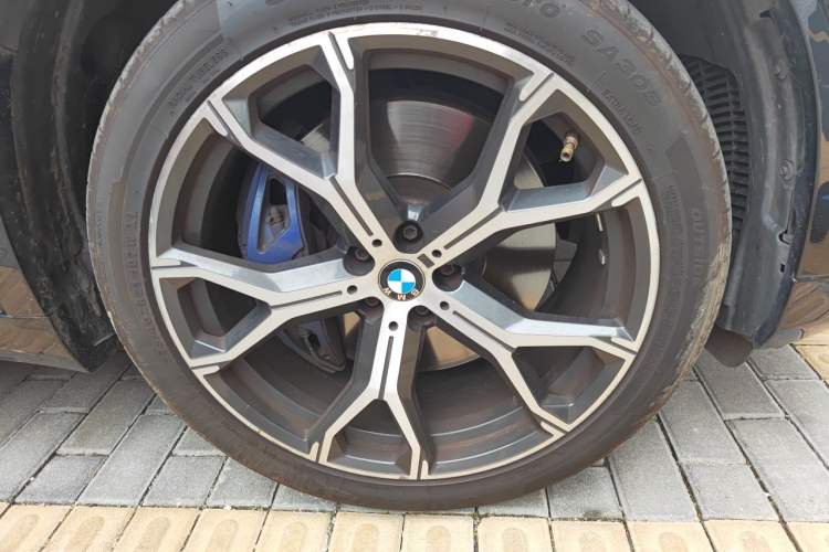 Used BMW X5 2019 xDrive40i Luxury Model with M Sport Package Right Front Wheel Hub