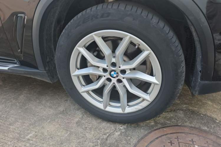 Used BMW X5 2019 xDrive40i XLine 19-inch wheels Middle East version Right Front Wheel Hub